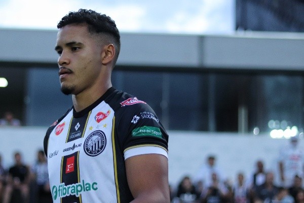Foto: (Joao Vitor Rezende Borba/AGIF) - André Lima saiu na frente na disputa pela titularidade no Operário