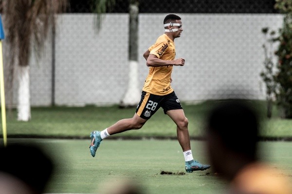 Foto: (Ivan Storti/Santos FC) - Kaiky fez uma atividade à parte no CT do Santos nesta sexta (15), utilizando uma máscara de proteção facial