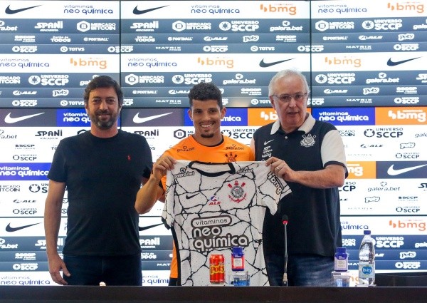 Foto: (Twitter Oficial Corinthians/Rodrigo Coca/Ag. Corinthians) - Apresentado nesta sexta (15), Rafael Ramos já deve estrear com a camisa do Corinthians neste sábado (16) Foto: (Twitter Oficial Corinthians/Rodrigo Coca/Ag. Corinthians) - Apresentado nesta sexta (15), Rafael Ramos já deve estrear com a camisa do Corinthians neste sábado (16)