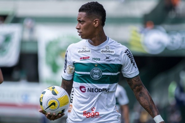 Foto: Robson Mafra/AGIF – Alef Manga tem sete gols na temporada de 2022