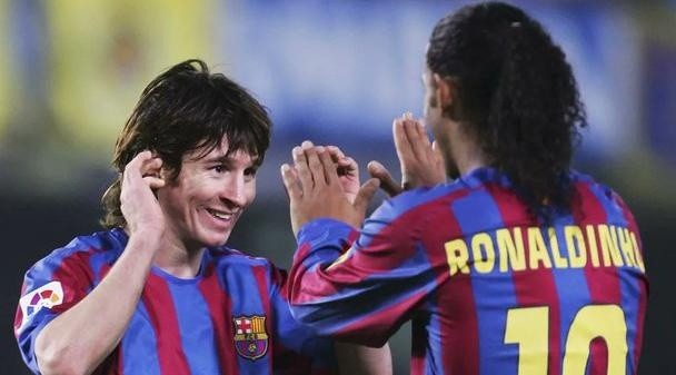 Foto: Reprodução Twitter - Messi e R10 no Barcelona