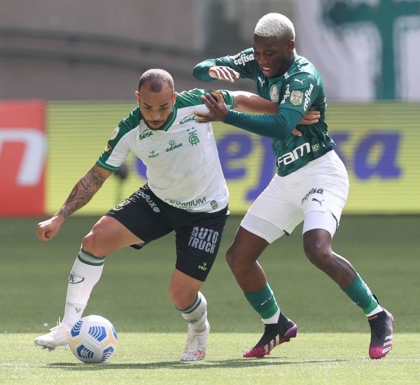 Foto: (Flickr Oficial Palmeiras/Cesar Greco) - Patrik de Paula também entrou em polêmica no Palmeiras quando precisou ficar seis minutos afastado do jogo contra o América-MG após ficar com um piercing enroscado na orelha