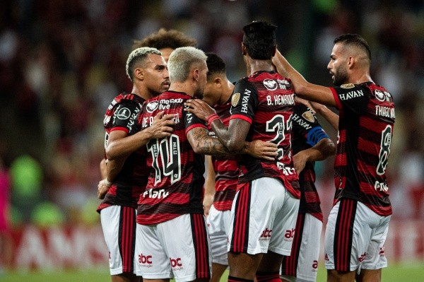Thiago Ribeiro/AGIF/ Flamengo em campo comemorando gol pela Libertadores