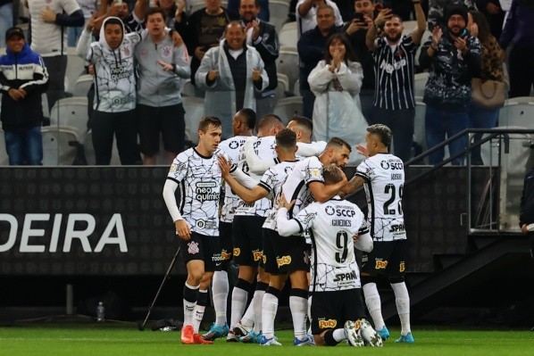  Marcello Zambrana/AGIF/ Roger Guedes comemorando um dos seus três gols na Neo Química Arena. 