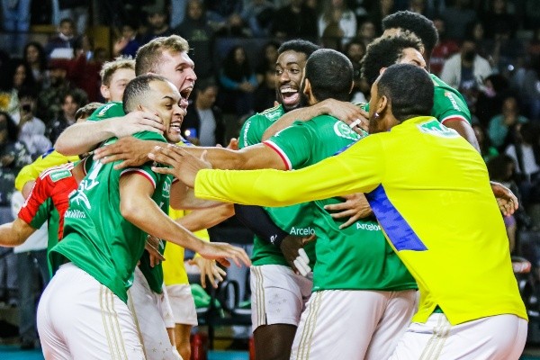 Foto: Ana Patrícia / Sada Cruzeiro - Jogadores do time mineiro festejando a vitória diante do Sesi 