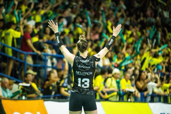 Kasiely ajudou o Praia Clube chegar a final. Foto: Divulgação Twitter Praia Clube