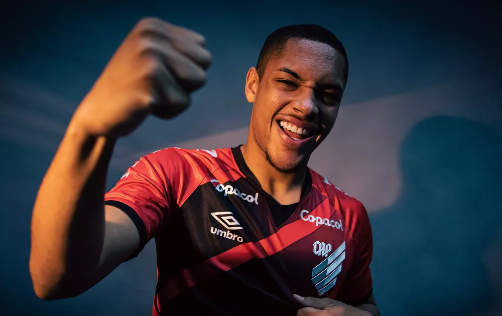 Foto: (Site Oficial Athletico-PR/José Tramontin/Athletico) - Vitor Roque foi relacionado pelo Athletico pela primeira vez neste domingo (17)