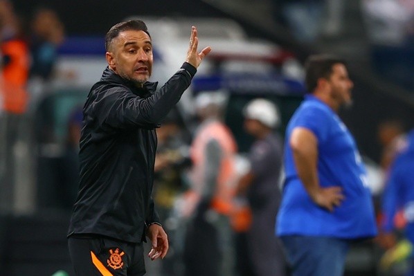 Marcello Zambrana/AGIF/ Vítor Pereira em campo na vitória do Corinthians sobre o Avaí. 