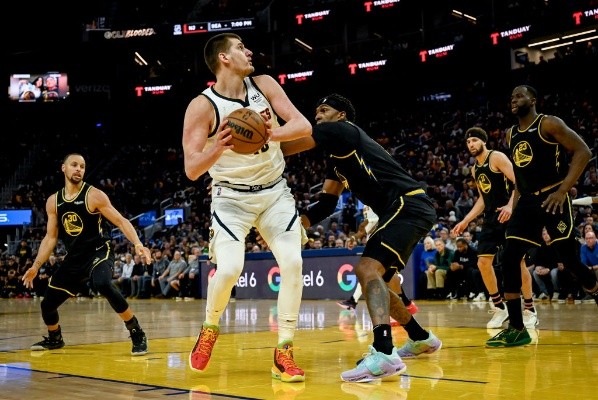 AAron Ontiveroz/MediaNews Group/The Denver Post via Getty Images/ Nikola Jokic briga pelo prêmio de MVP nesta temporada.  