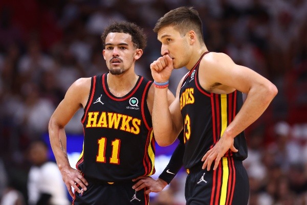 Michael Reaves/Getty Images -Trae Young e Bogdan Bogdanovic em quadra pelos Hawks Michael Reaves/Getty Images -Trae Young e Bogdan Bogdanovic em quadra pelos Hawks
