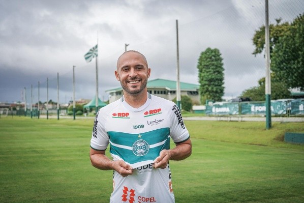 Régis pode ter nova oportunidade – Foto: Divulgação/Coritiba