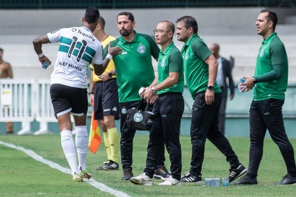 Robson Mafra/AGIF/ Gustavo Morínigo na beira do campo em jogo do Coritiba. 