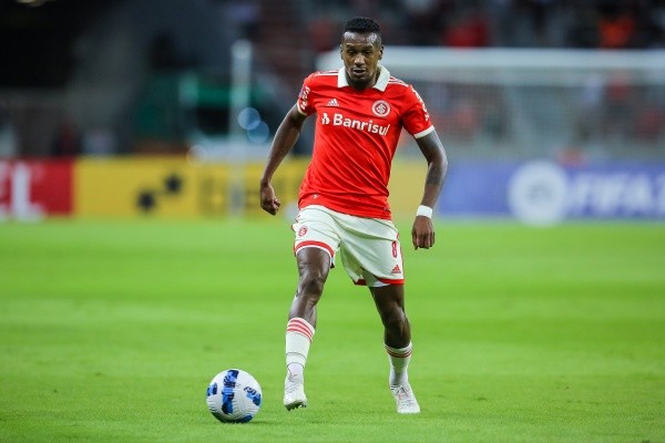 Foto:Pedro H. Tesch/AGIF | Edenilson fica à disposição diante do Fluminense