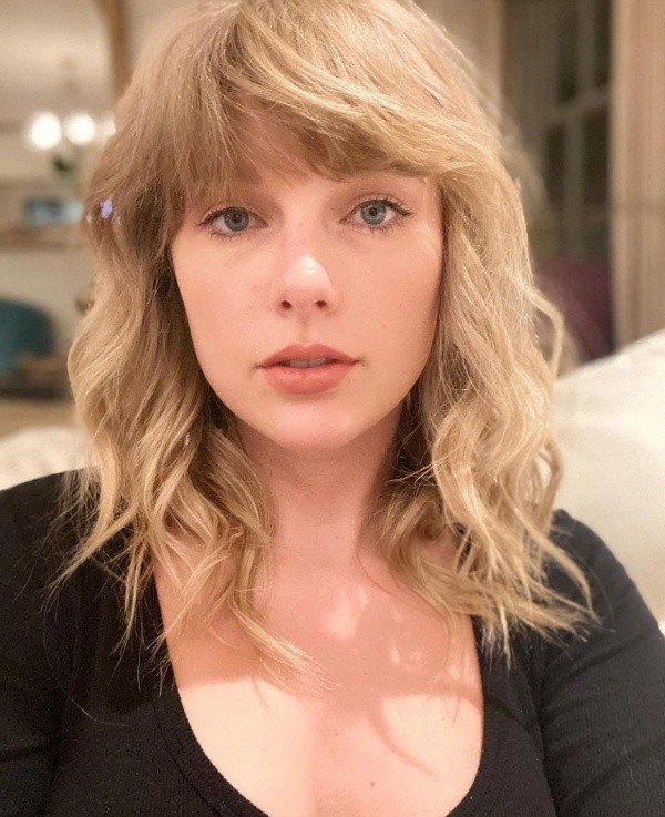 Reprodução/Instagram oficial de Taylor Swift - Taylor posa para suas redes sociais.