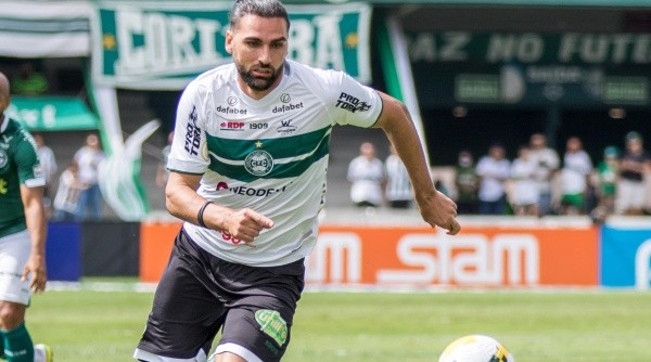 Léo Gamalho não enfrenta o Santos (Foto: Robson Mafra/AGIF)