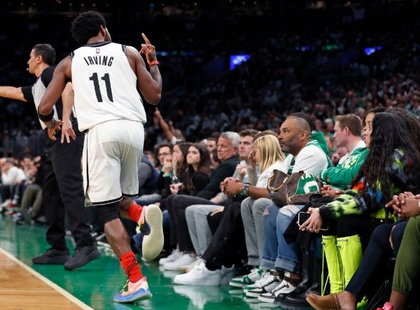 Jim Davis/The Boston Globe via Getty Images/ Kyrie Irving mostrando o dedo do meio para a torcida do Celtis. 
