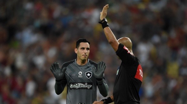 Gatito Fernández tem sofrido com lesões no Botafogo (Foto: Thiago Ribeiro/AGIF)