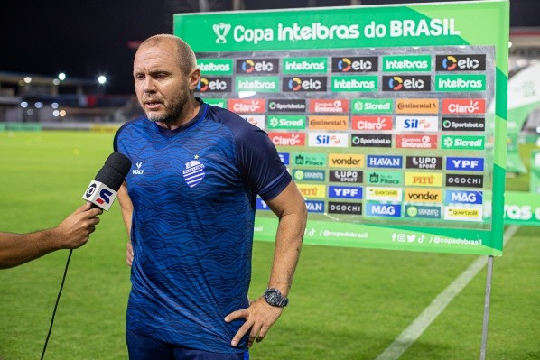 Foto: (Celio Junior/AGIF) - Mozart deve fazer algumas alterações na escalação do CSA para enfrentar o Bahia