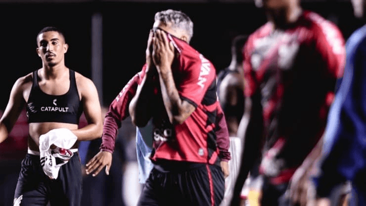 Marlos com a camisa do Athletico Paranaense (Foto: Ettore Chiereguini/AGIF)