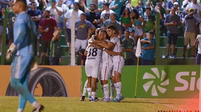 Foto: José Tramontin/athletico.com.br/Divulgação - O Furacão encaminhou classificação com a goleada longe de casa