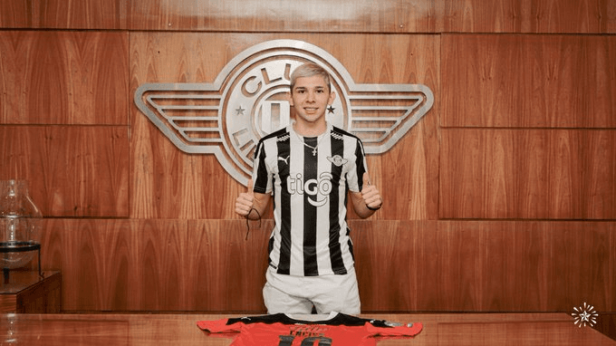 Julio Enciso com a camisa do Libertad (Foto: Site oficial do Libertad)