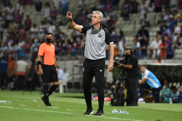 Foto: (Kely Pereira/AGIF) - Tiago Nunes era criticado pela torcida do Ceará por conta do rendimento ofensivo de sua equipe