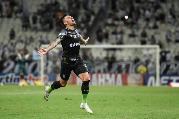 Foto: (Kely Pereira/AGIF) - Victor Luís briga pela titularidade na lateral esquerda do Ceará