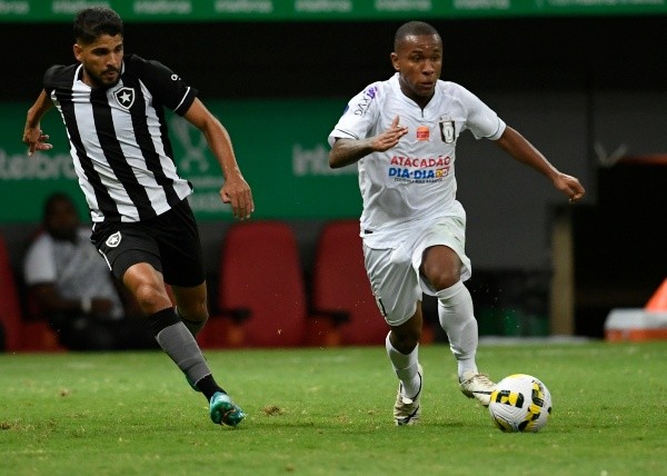 Foto: Mateus Bonomi/AGIF – Daniel foi colocado na lateral esquerda após a chegada de Saravia