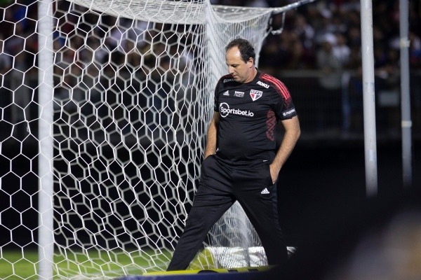 Diogo Reis/AGIF/ Rogério Ceni saindo de campo após ser expulso. 