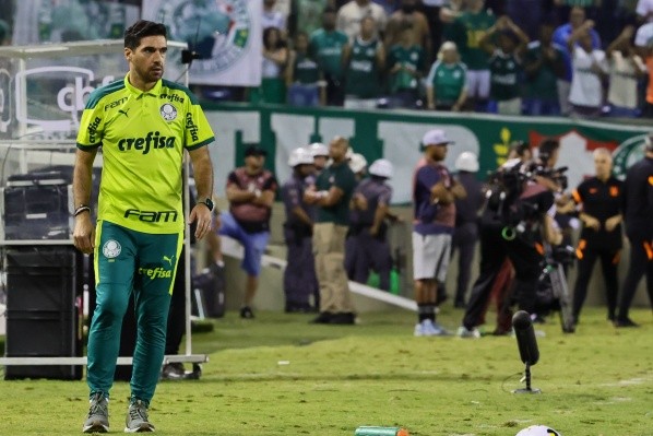 Marcello Zambrana/AGIF/ Abel Ferreira em campo no clássico contra o Corinthians.