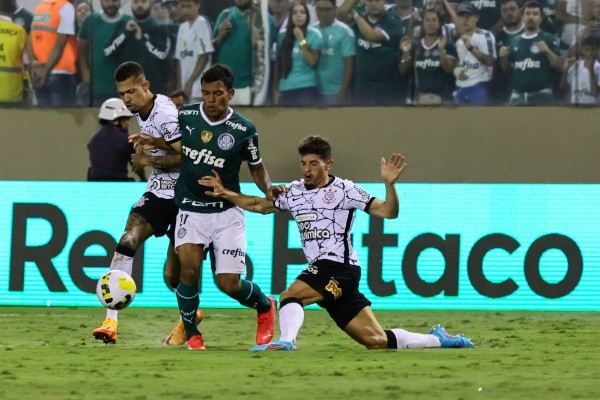 Marcello Zambrana/AGIF/ Palmeiras e Corinthians em campo pelo Brasileirão. 