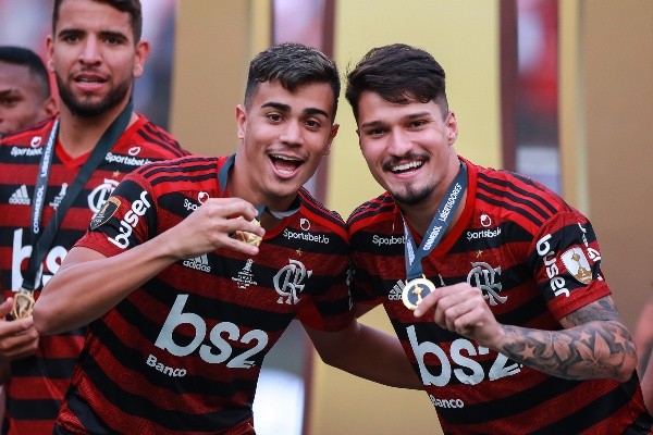 Foto: (Manuel Velasquez/Getty Images) - Reinier, à esquerda, fez parte da campanha campeã do Flamengo na Copa Libertadores 2019