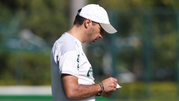 Foto: Cesar Greco – Abel Ferreira condenou gritos de “olé” de torcida do Palmeiras em goleada sobre o Corinthians
