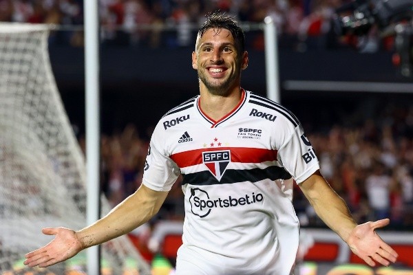  Marcello Zambrana/AGIF/ Calleri em campo comemorando gol pelo São Paulo. 
