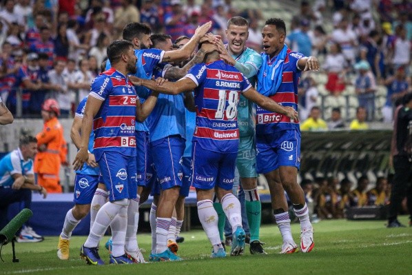 Lucas Emanuel/AGIF/ Fortaleza comemorando gol.