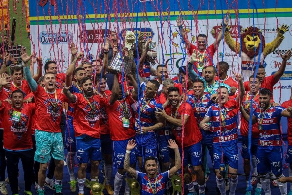 Lucas Emanuel/AGIF/ Jogadores do Fortaleza comemoram título do estadual 2022.