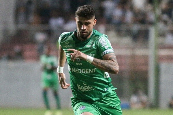 Fabricio Daniel ganhando pontos com a torcida do Coritiba – Foto: Fernando Moreno/AGIF