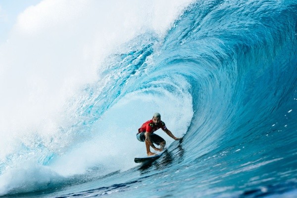 Tony Heff/World Surf League via Getty Images/ Italo Ferreira pegand onda. 