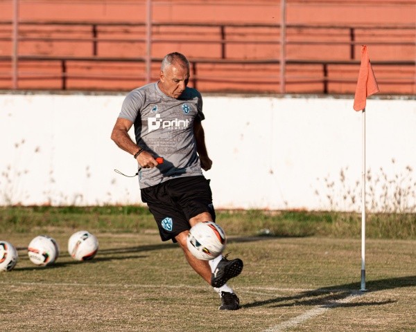 Foto: (Vitor Castelo/Paysandu) - A tendência é que Márcio Fernandes deixe o trio no banco de reservas contra o Ypiranga-RS, dando oportunidades no decorrer do jogo