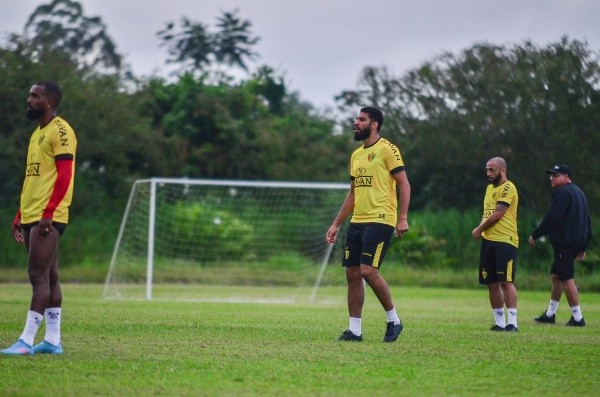 Foto: (Flickr Oficial Brusque/Jefferson Alves/Brusque FC) Wallace Reis, ao centro, vem treinando com o restante do elenco do Brusque
