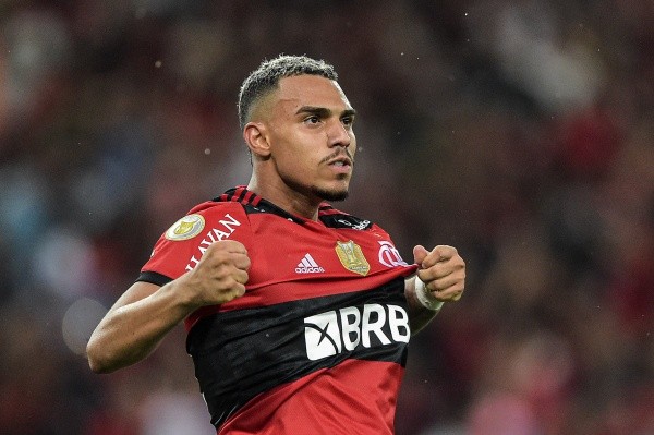 Matheuzinho deve ganhar oportunidade no Flamengo (Foto: Thiago Ribeiro/AGIF)