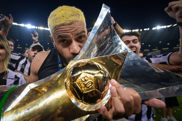  Pedro Vilela/Getty Images/ Hulk com o troféu do Campeonato Brasileiro. 