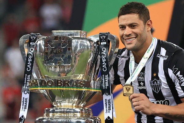 Buda Mendes/Getty Images/ Hulk com a taça de campeão da Copa do Brasil. 