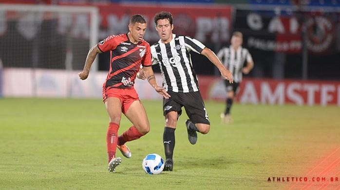 Foto: José Tramontin/athletico.com.br/Divulgação - Terans (CAP) e Riveros (LIB): Furacão foi derrotado no Paraguai