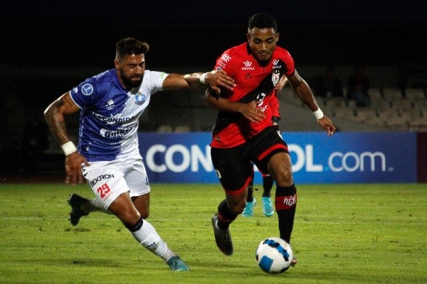 Foto: (PhotoSport/AGIF) - Com a derrota para o Antofagasta-CHI, o Atlético-GO pode perdeu sua vantagem na liderança da Copa Sul-Americana