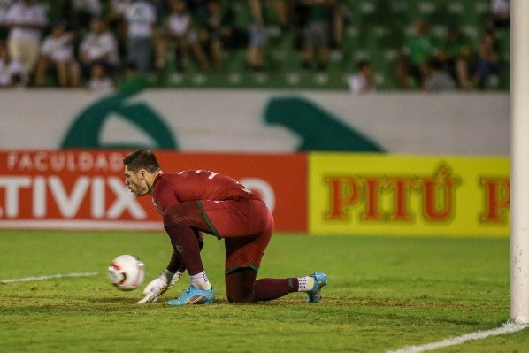 Foto: (Thomaz Marostegan/Guarani FC) - Kozlinski em ação pelo Guarani no duelo contra o Criciúma