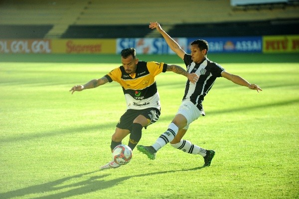 Foto: (Caio Marcello/AGIF) - Andrew em ação pelo Figueirense contra o Criciúma, pela Série C 2021