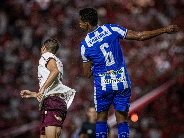 Foto: (Celio Junior/AGIF) - Ernandes, camisa 6 do CSA, não enfrenta o Sport