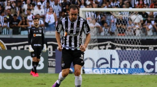 Godín perdeu espaço depois do retorno de Júnior Alonso (Foto: Fernando Moreno/AGIF)