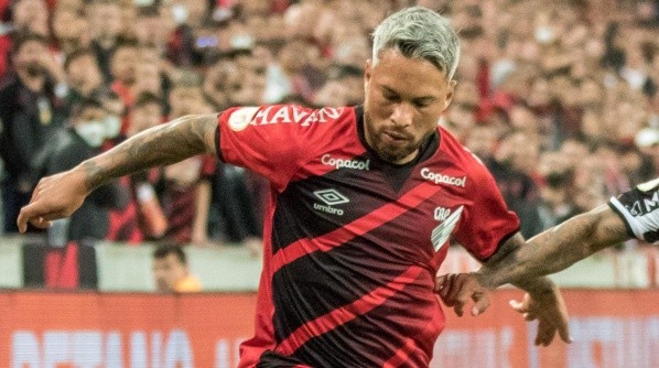Marlos tem sido elogiado no Athletico Paranaense (Foto: Robson Mafra/AGIF)